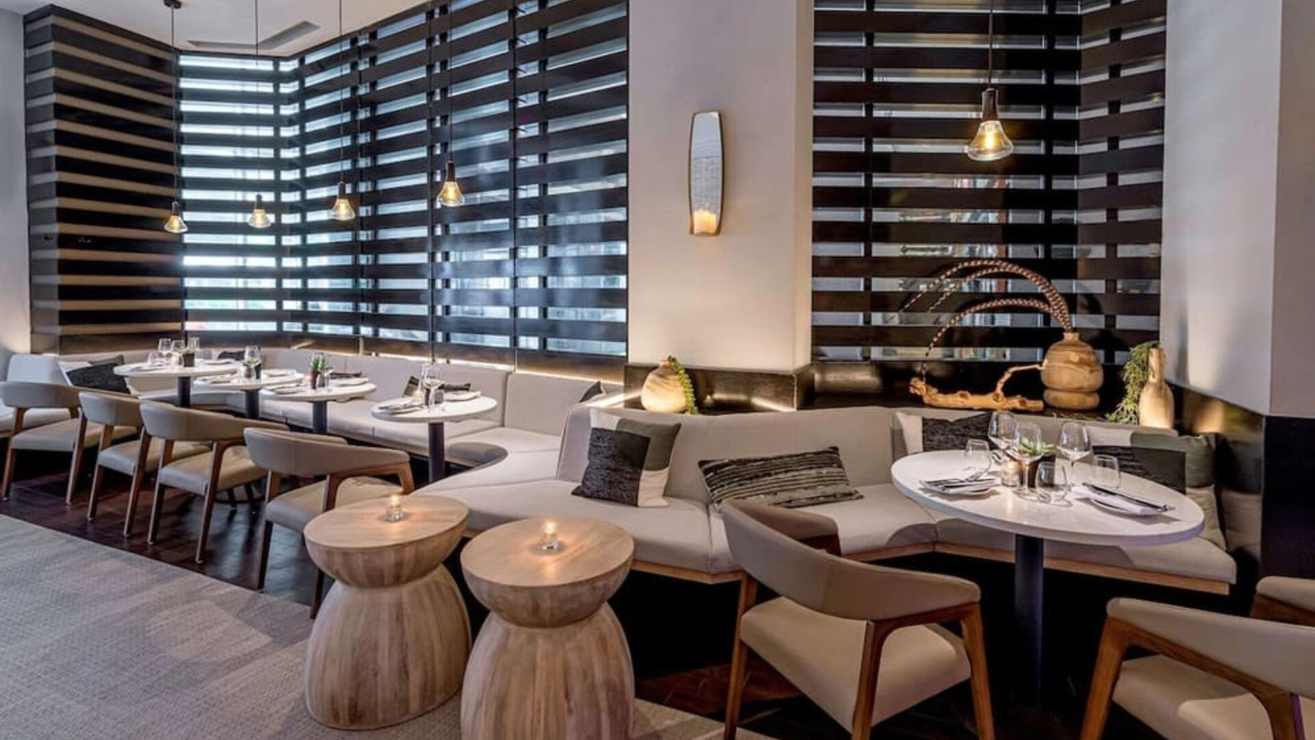 Dining area perfect for coworking at Hilton New York Fashion District.