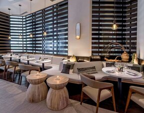 Dining area perfect for coworking at Hilton New York Fashion District.