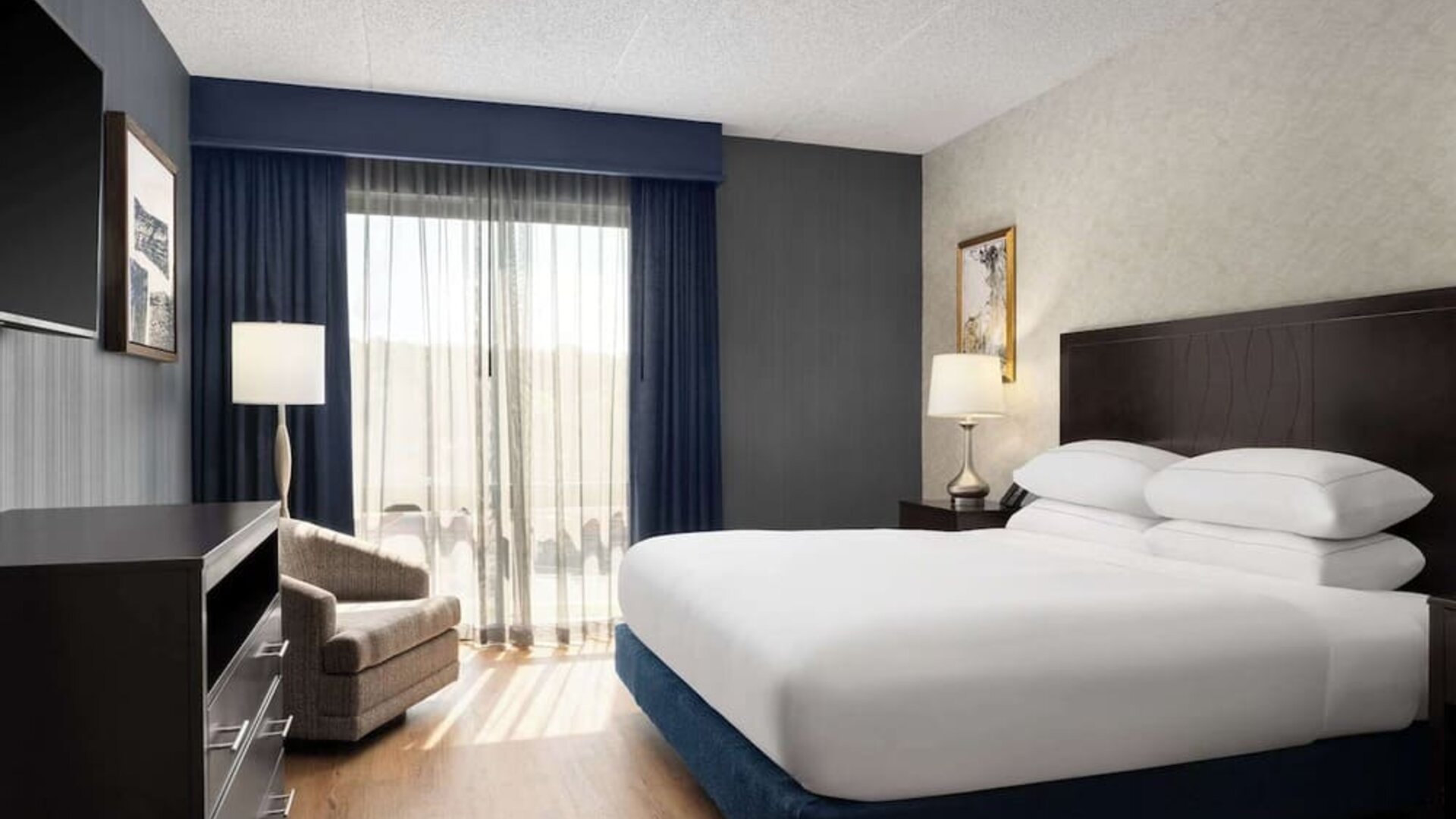 King bed at DoubleTree By Hilton Hartford - Bradley Airport.