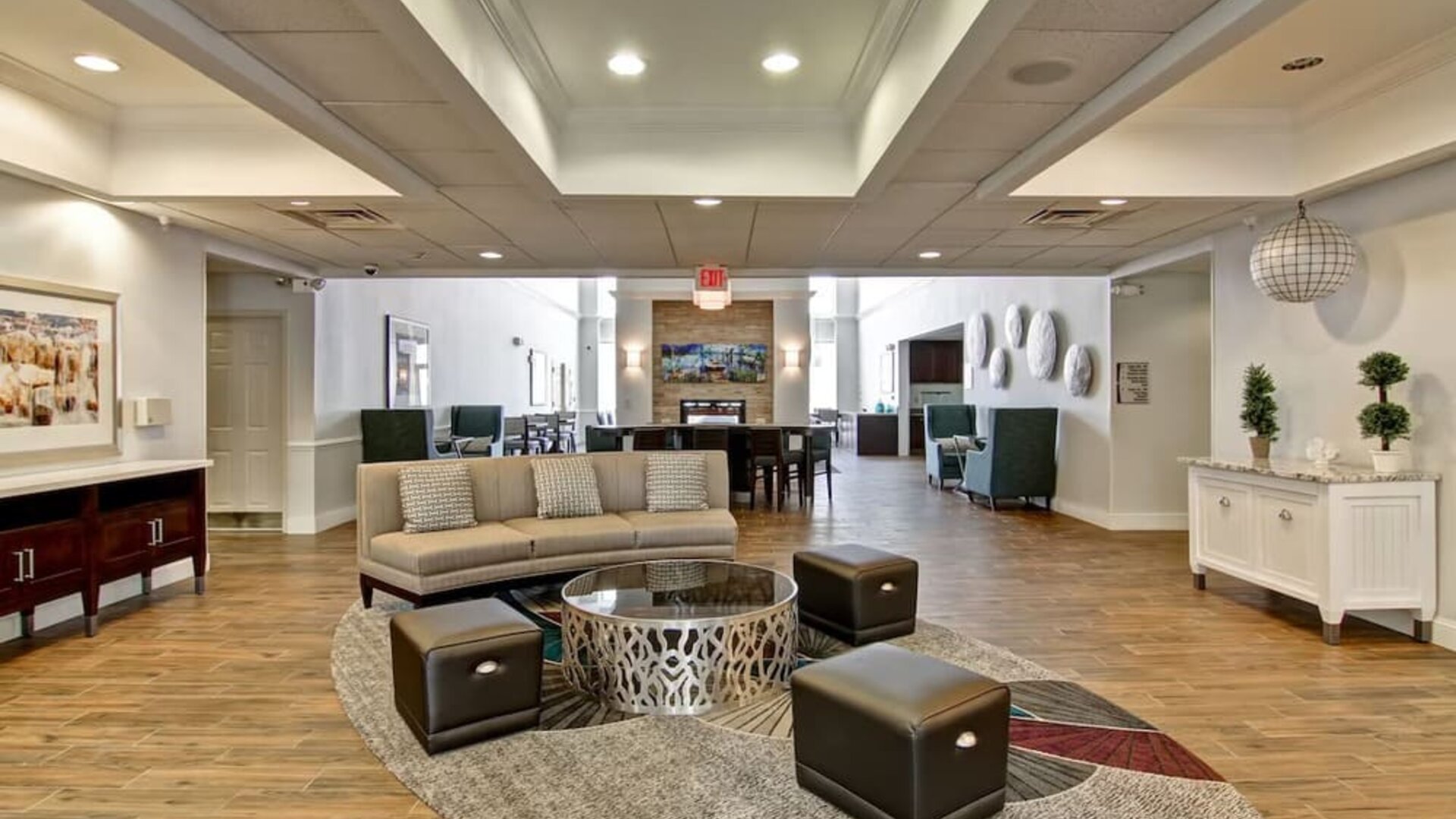Lobby lounge ar Homewood Suites By Hilton Newark-Cranford.
