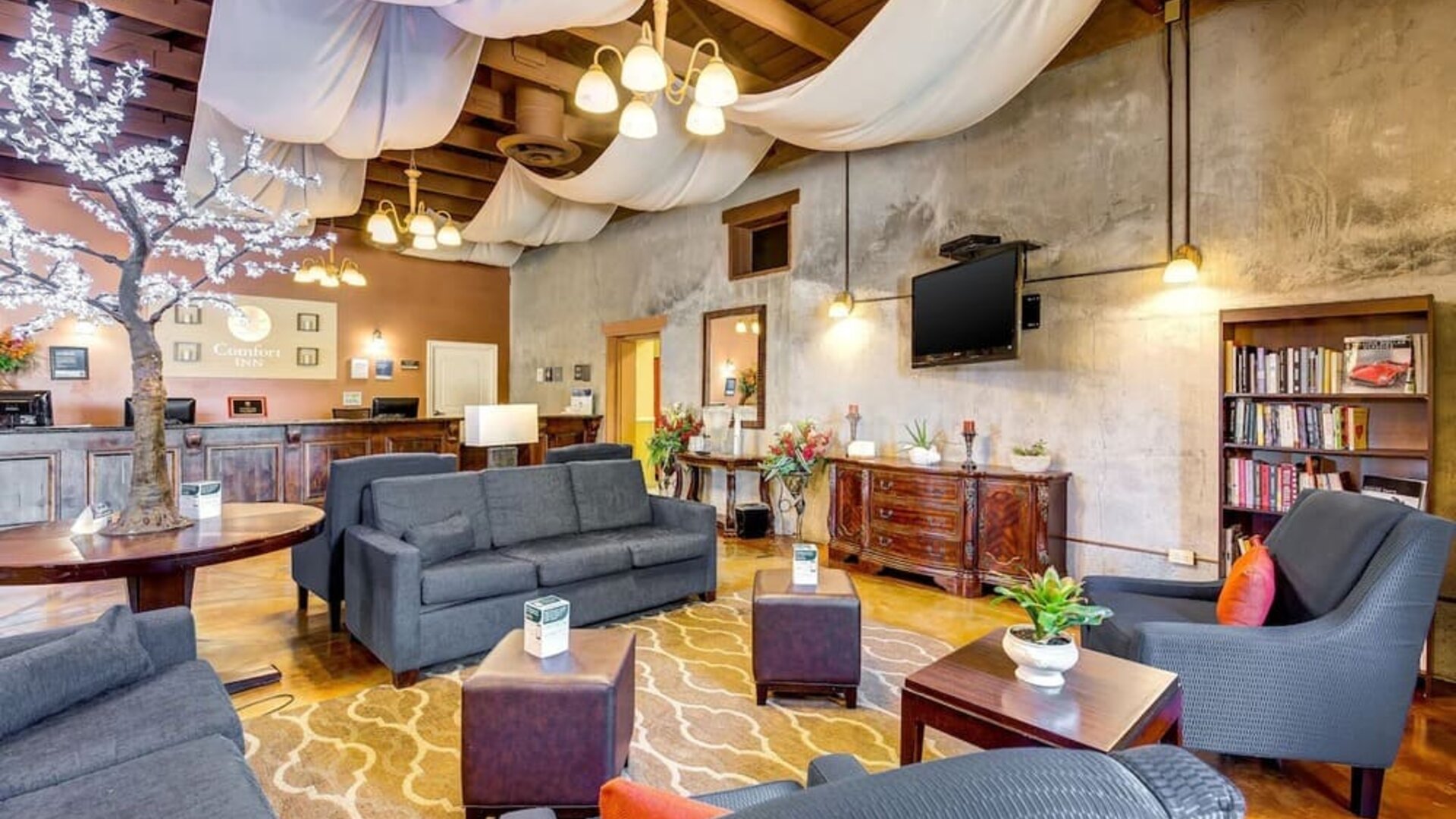Lobby and coworking space at Comfort Inn Pomona Near Fairplex.