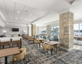 Dining area and coworking space at Homewood Suites By Hilton Miami Airport-Blue Lagoon.
