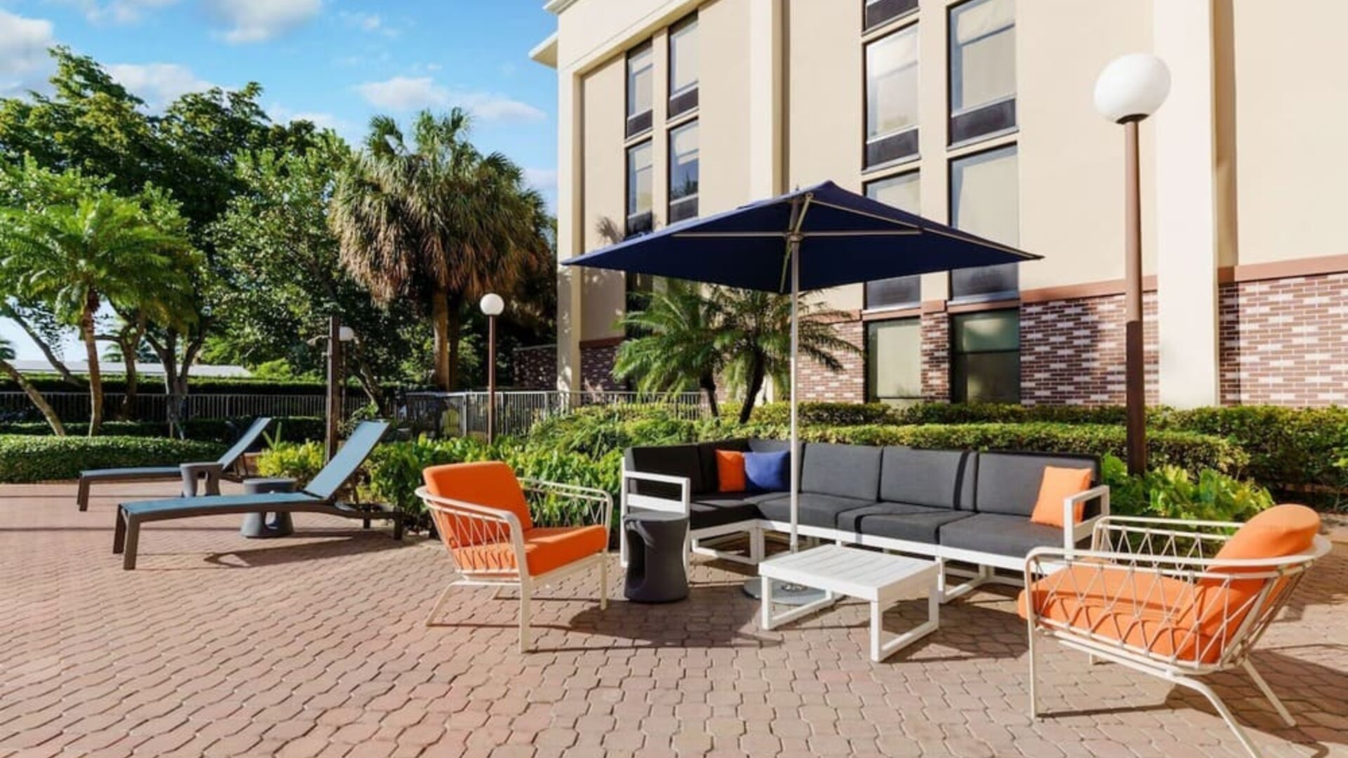 Courtyard perfect for coworking at Hampton Inn Ft. Lauderdale-Cypress Creek.