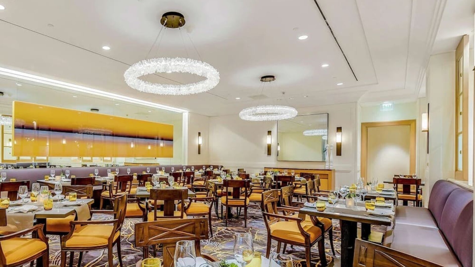 Dining area perfect for coworking at Hilton Los Angeles Airport.