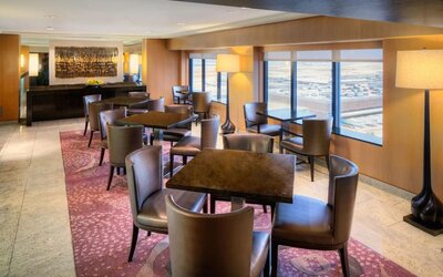 One of the 4 restaurants perfect for coworking  at Hilton Los Angeles Airport.