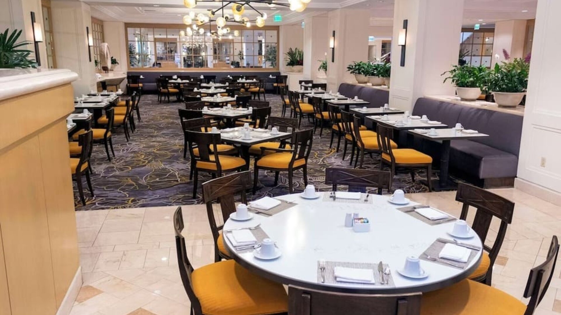 Breakfast area perfect for coworking at Hilton Los Angeles Airport.