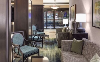 Lobby lounge at Hampton Inn & Suites Gainesville-Downtown.