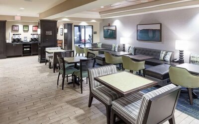On-site restaurant at Hampton Inn & Suites Gainesville-Downtown.