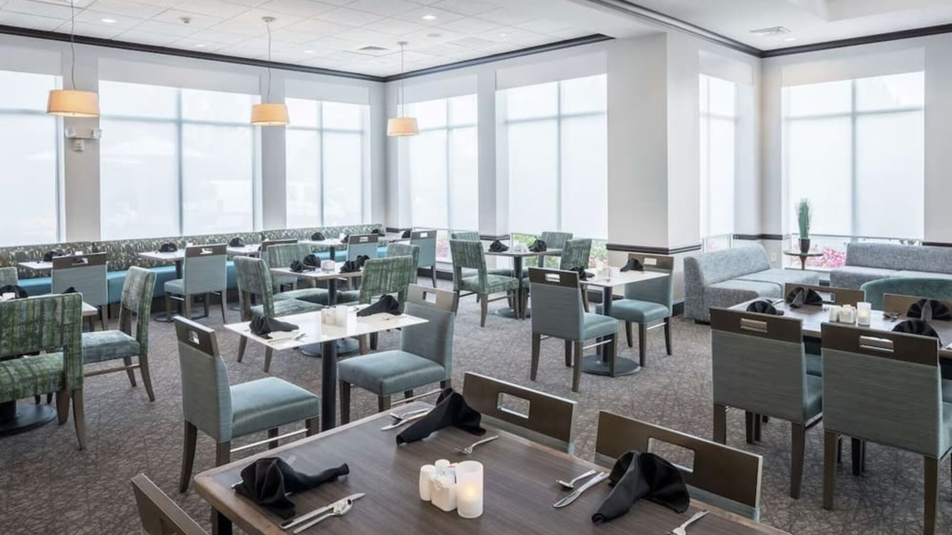 Dining area with comfortable seating, perfect for coworking at Hilton Garden Inn Dothan.