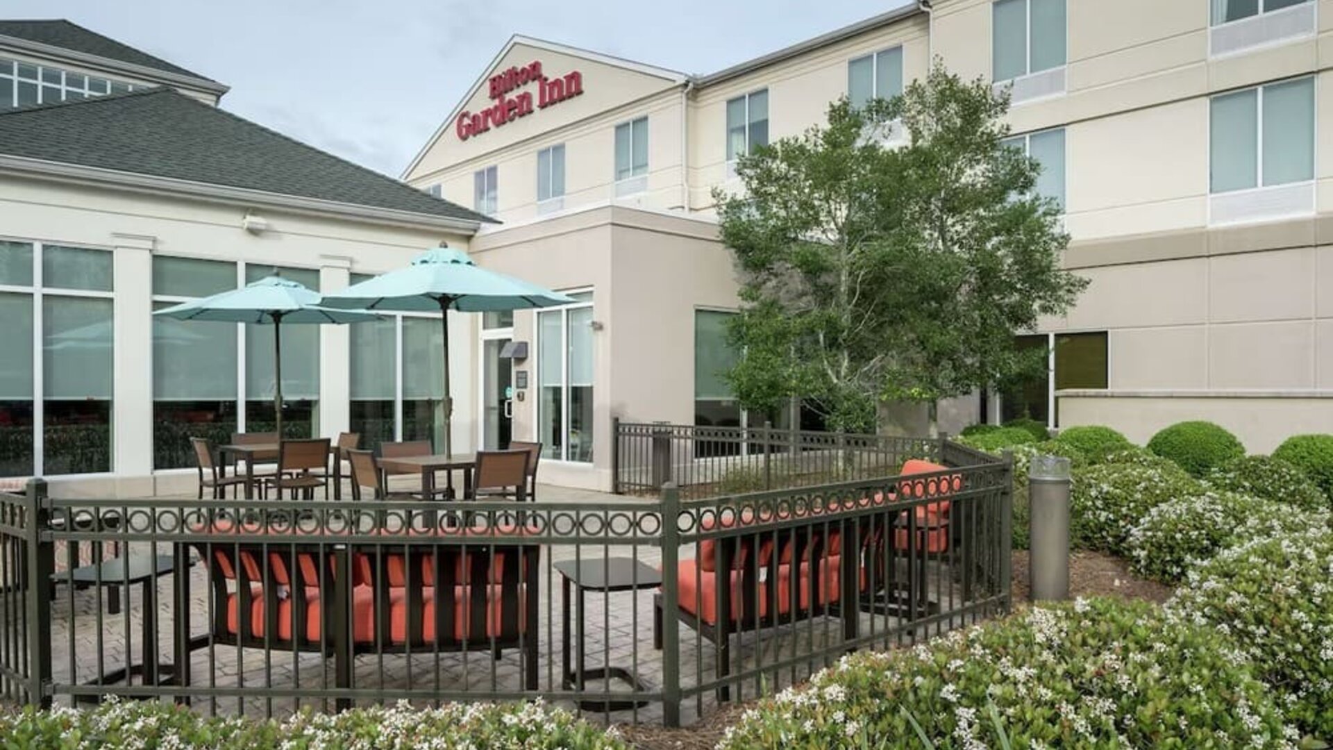 Exterior lounge seating, perfect for coworking at Hilton Garden Inn Dothan.
