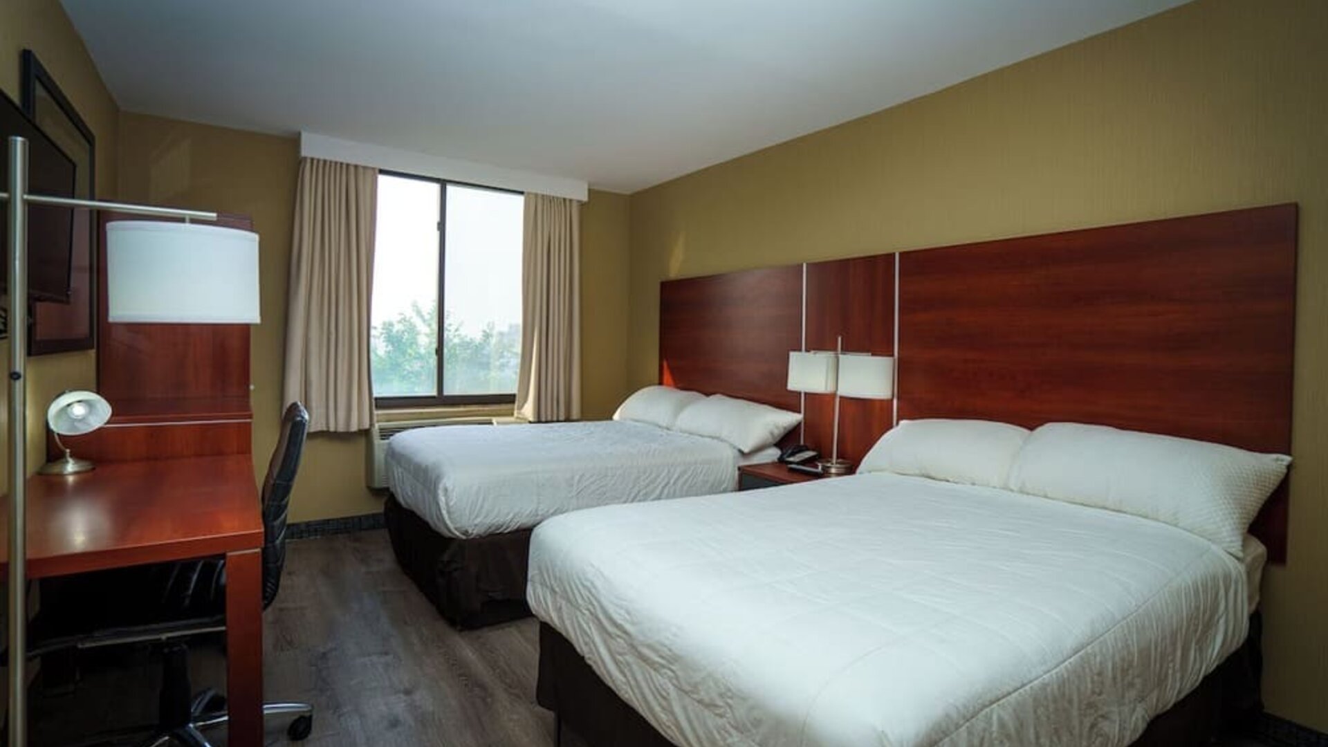 Day use twin room with work desk and private bathroom at Sky Hotel Flushing - Laguardia Airport.
