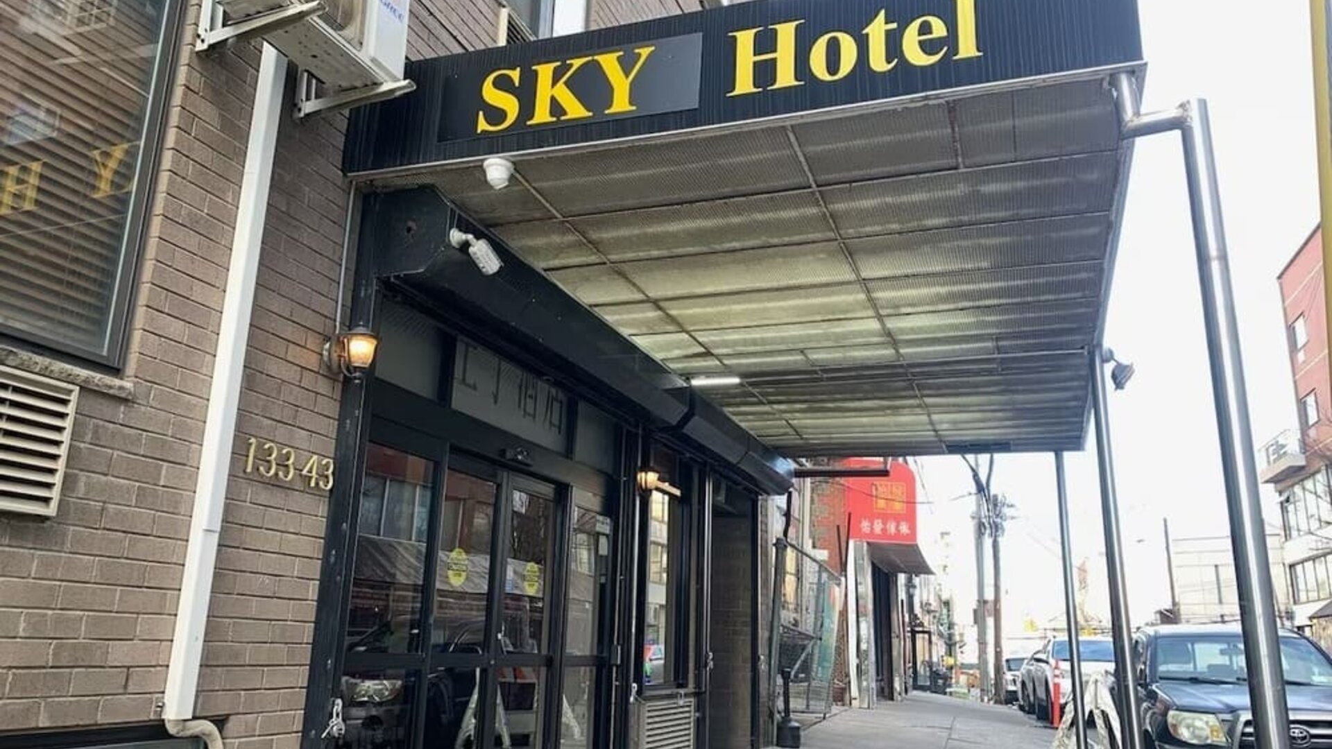 Entrance at Sky Hotel Flushing - Laguardia Airport.