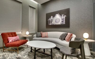 Lounge seating at The Rose Hotel Chicago O’Hare, Tapestry Collection By Hilton.