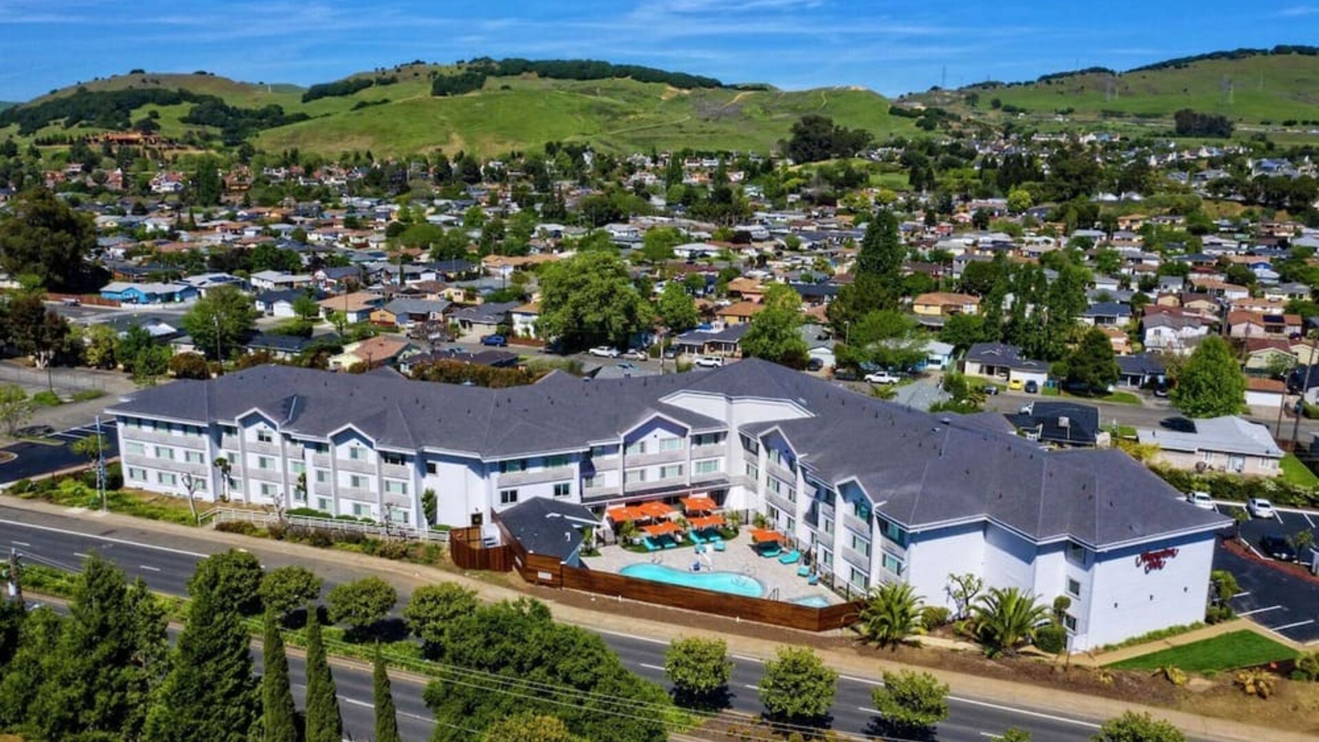 Aerial view of Hampton Inn Vallejo.