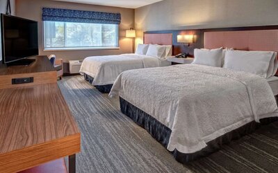 Day use twin room with work desk at Hampton Inn Vallejo.