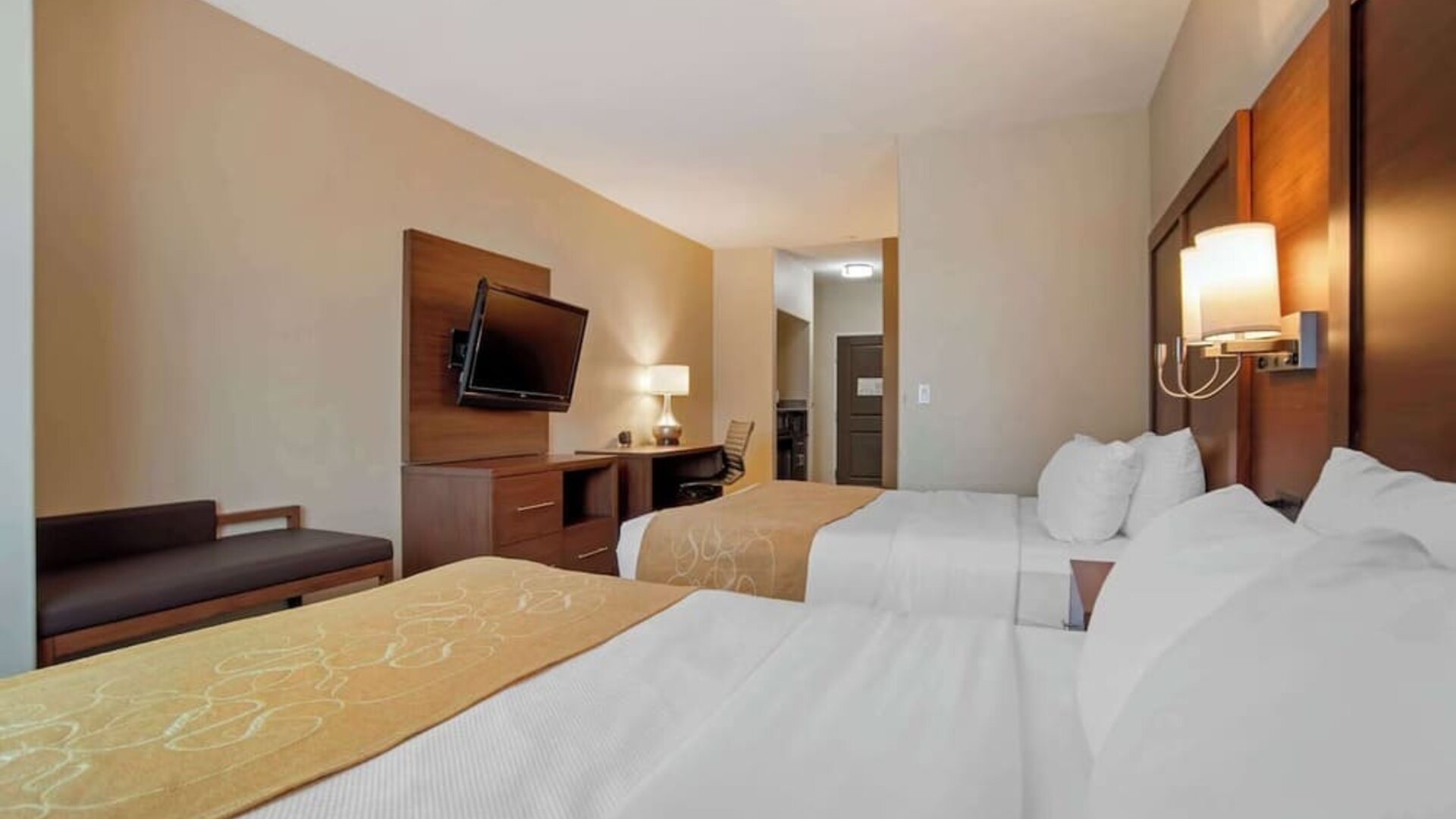 Day use twin room with work desk at Comfort Suites Alexandria, LA.