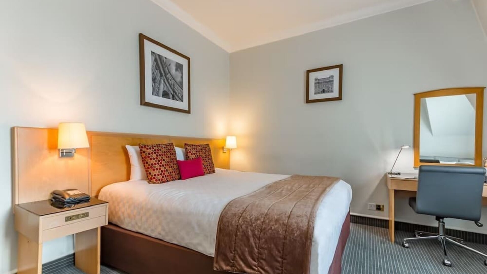 King room at Thistle Bloomsbury Park.