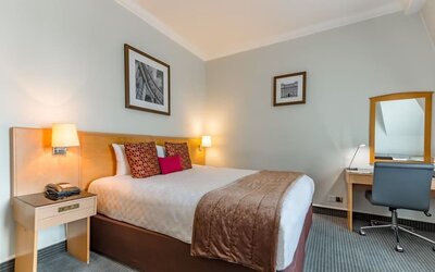 King room at Thistle Bloomsbury Park.