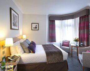 King room at Thistle Bloomsbury Park.