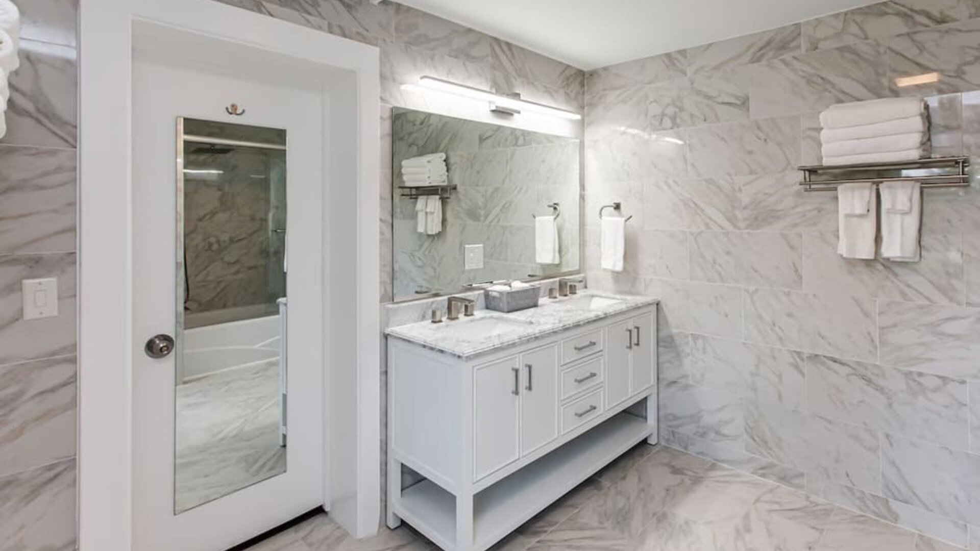 Private bathroom with free toiletries at SKYLARANNA Resort & Spa.