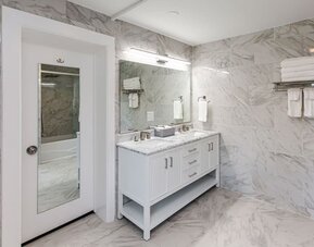 Private bathroom with free toiletries at SKYLARANNA Resort & Spa.