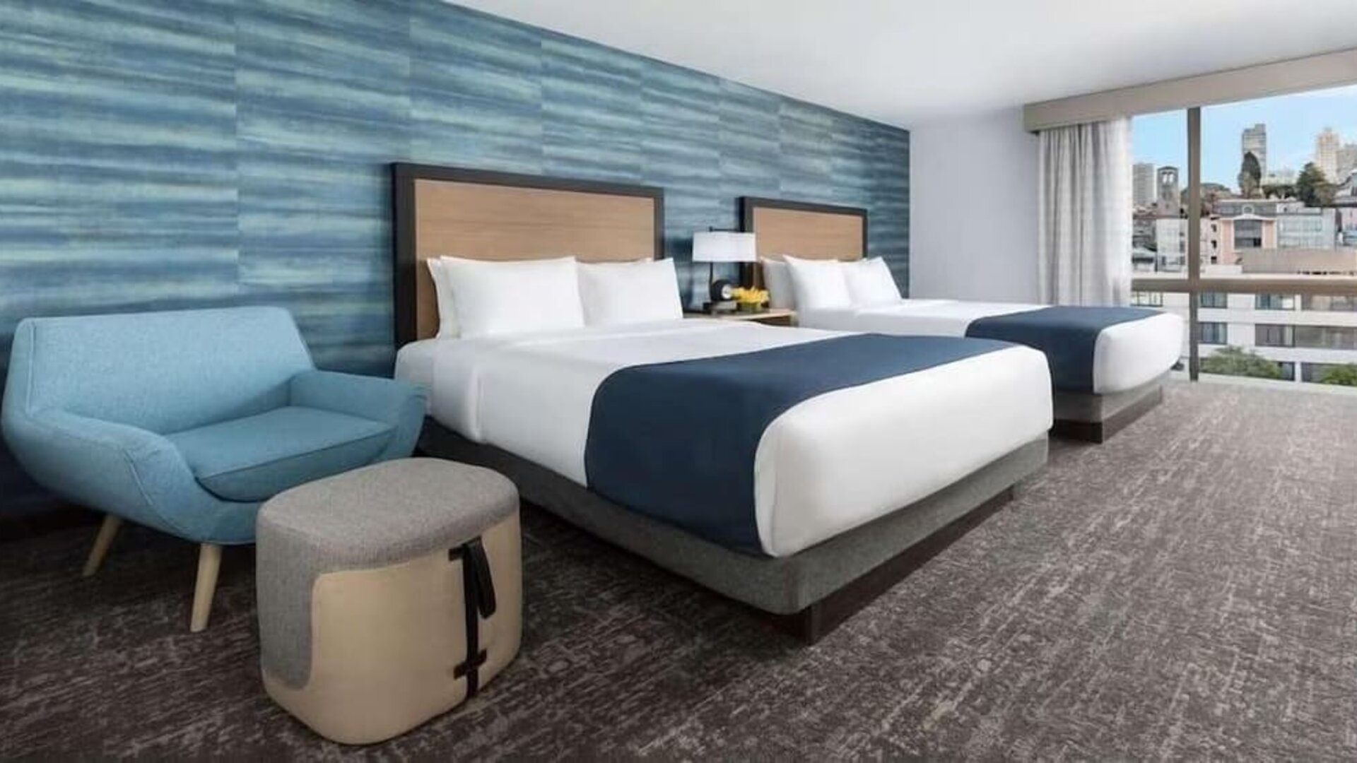 Bright and spacious day use twin room at Hotel Caza.