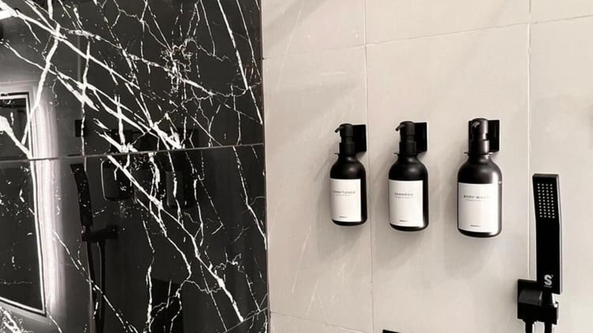 Day room with shower at The Irish Inn Boutique Hotel.