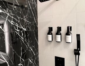 Day room with shower at The Irish Inn Boutique Hotel.