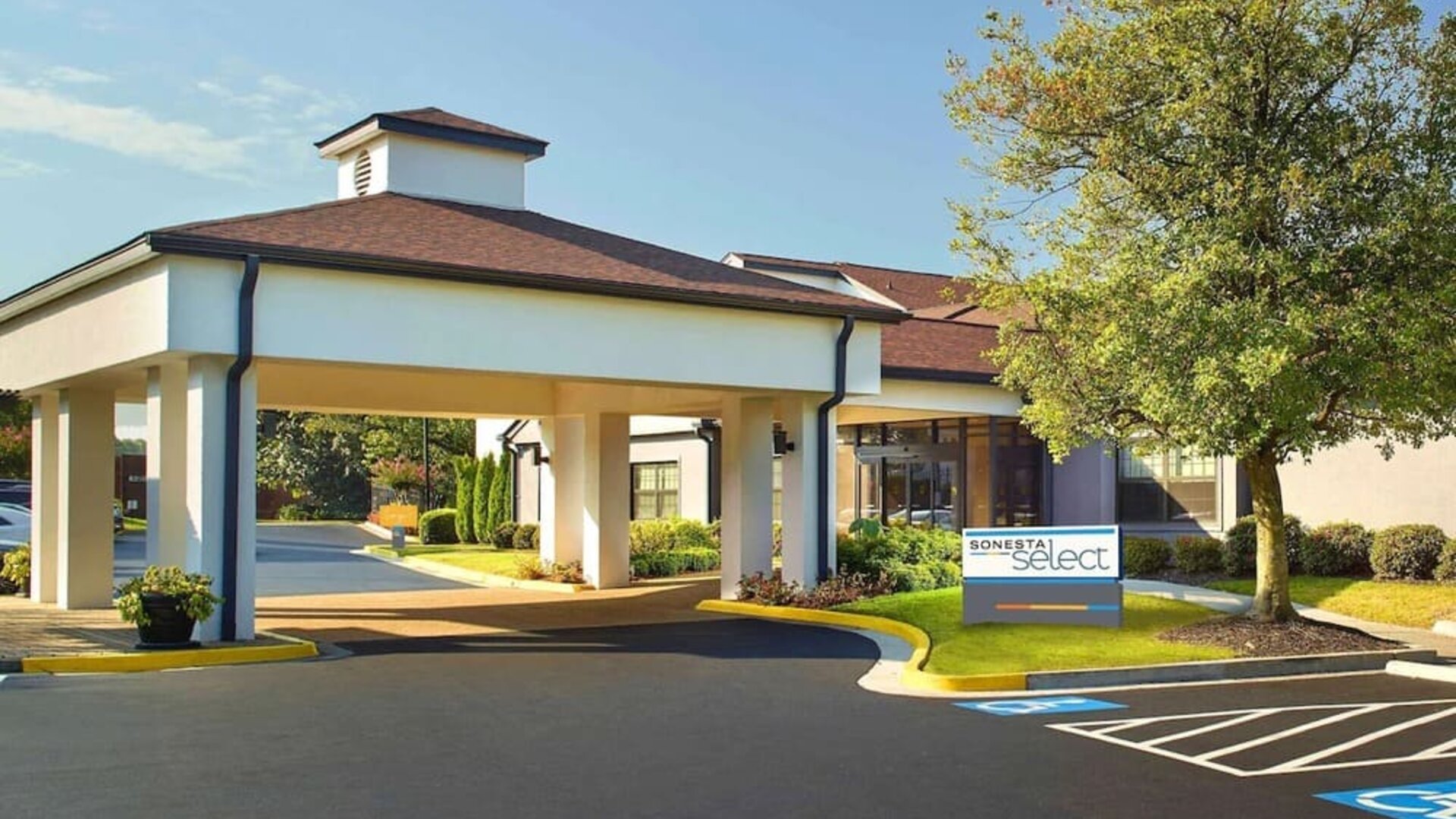 Hotel entrance and parking area at Sonesta Select Atlanta Norcross I-85.