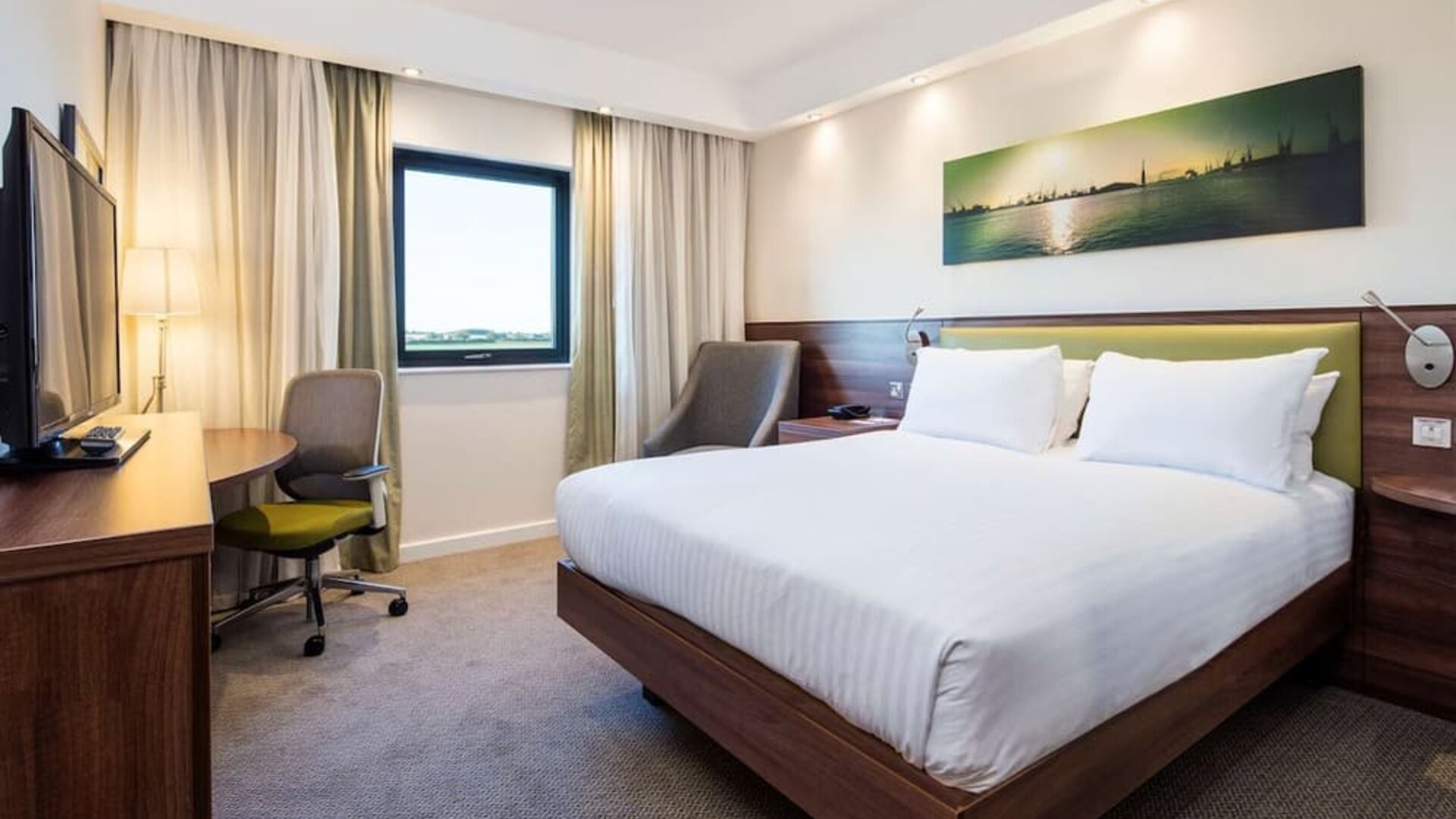 King room at Hampton By Hilton Humberside Airport.
