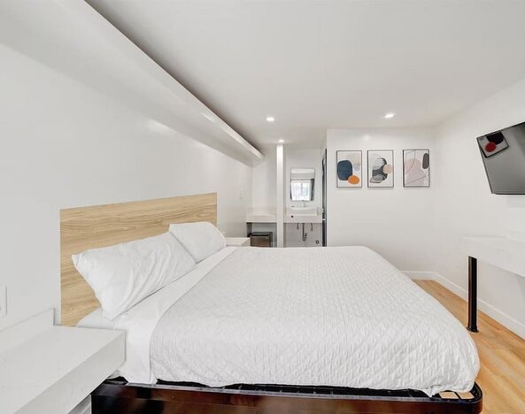 Day room with TV at Casablanca Inn.