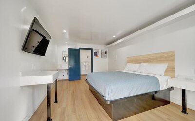 Day room with TV at Casablanca Inn.