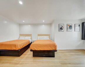 Day room with TV at Casablanca Inn.