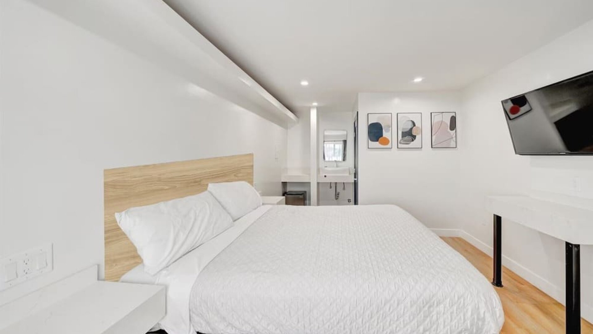 Day room with TV at Casablanca Inn.