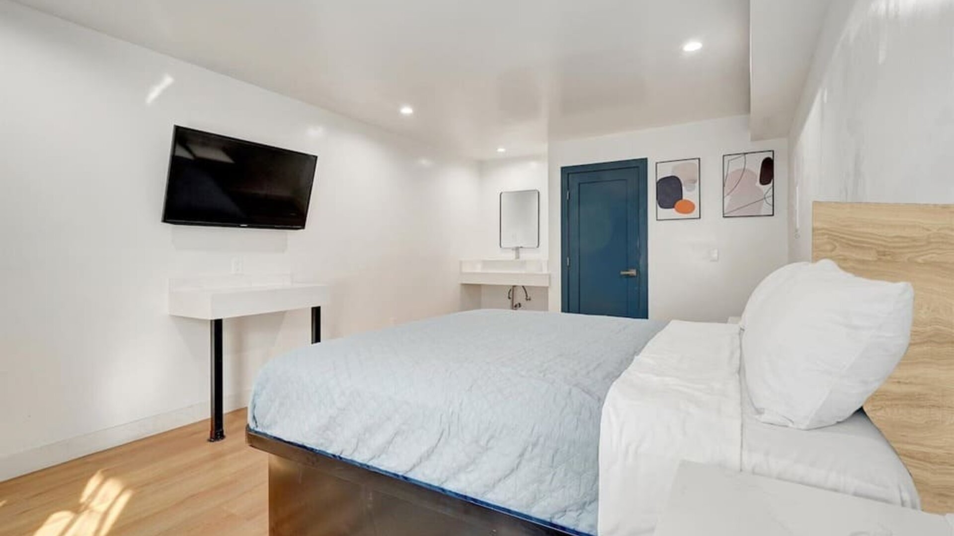 Day room with TV at Casablanca Inn.