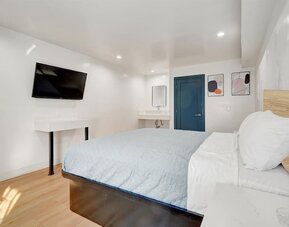 Day room with TV at Casablanca Inn.