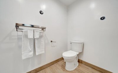 Day room with guest bathroom at Casablanca Inn.