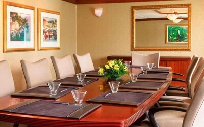 Professional meeting room at Wyndham Omaha.