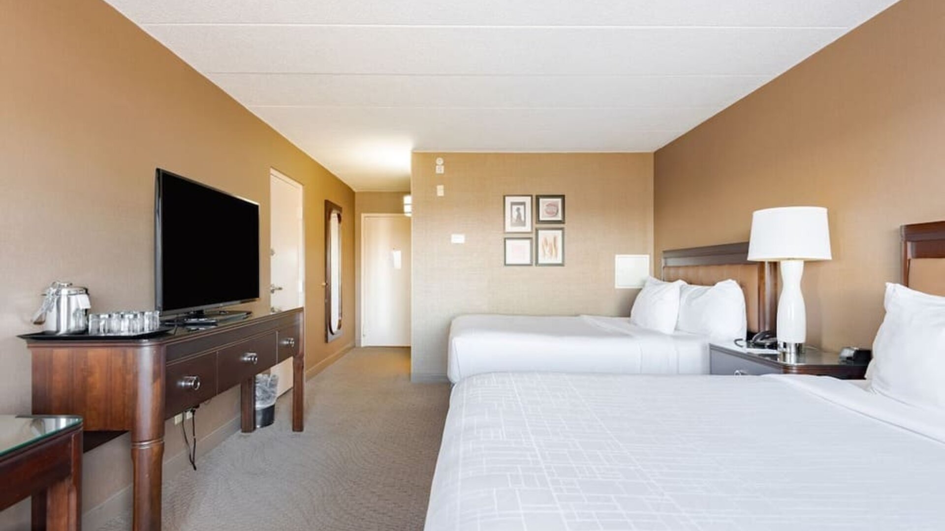 Day use twin room with workspace at Wyndham Omaha.