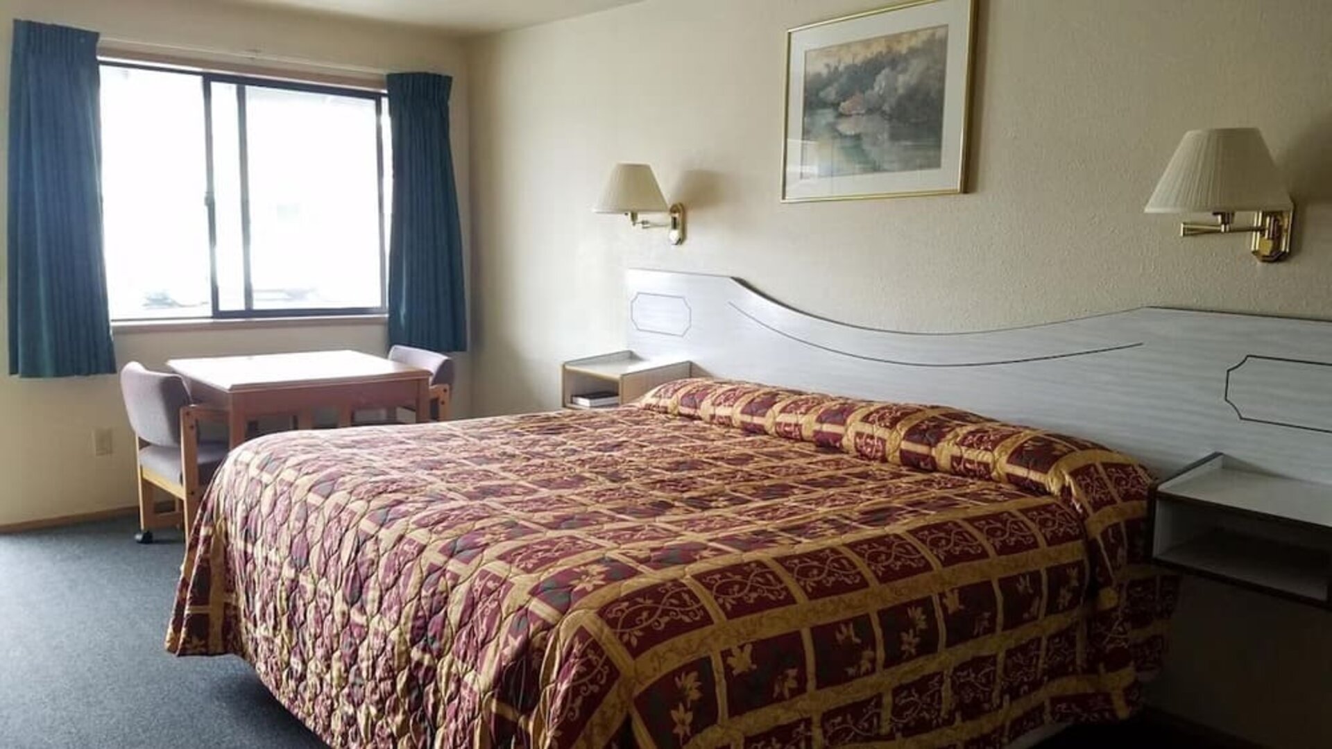 Day use room with dining table at Milwaukie Inn Portland South.