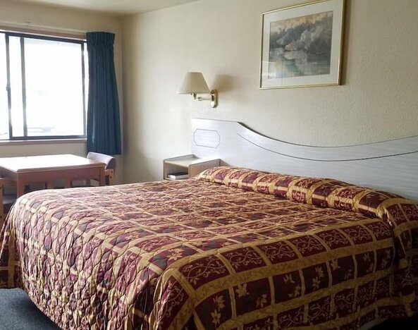 Day use room with dining table at Milwaukie Inn Portland South.