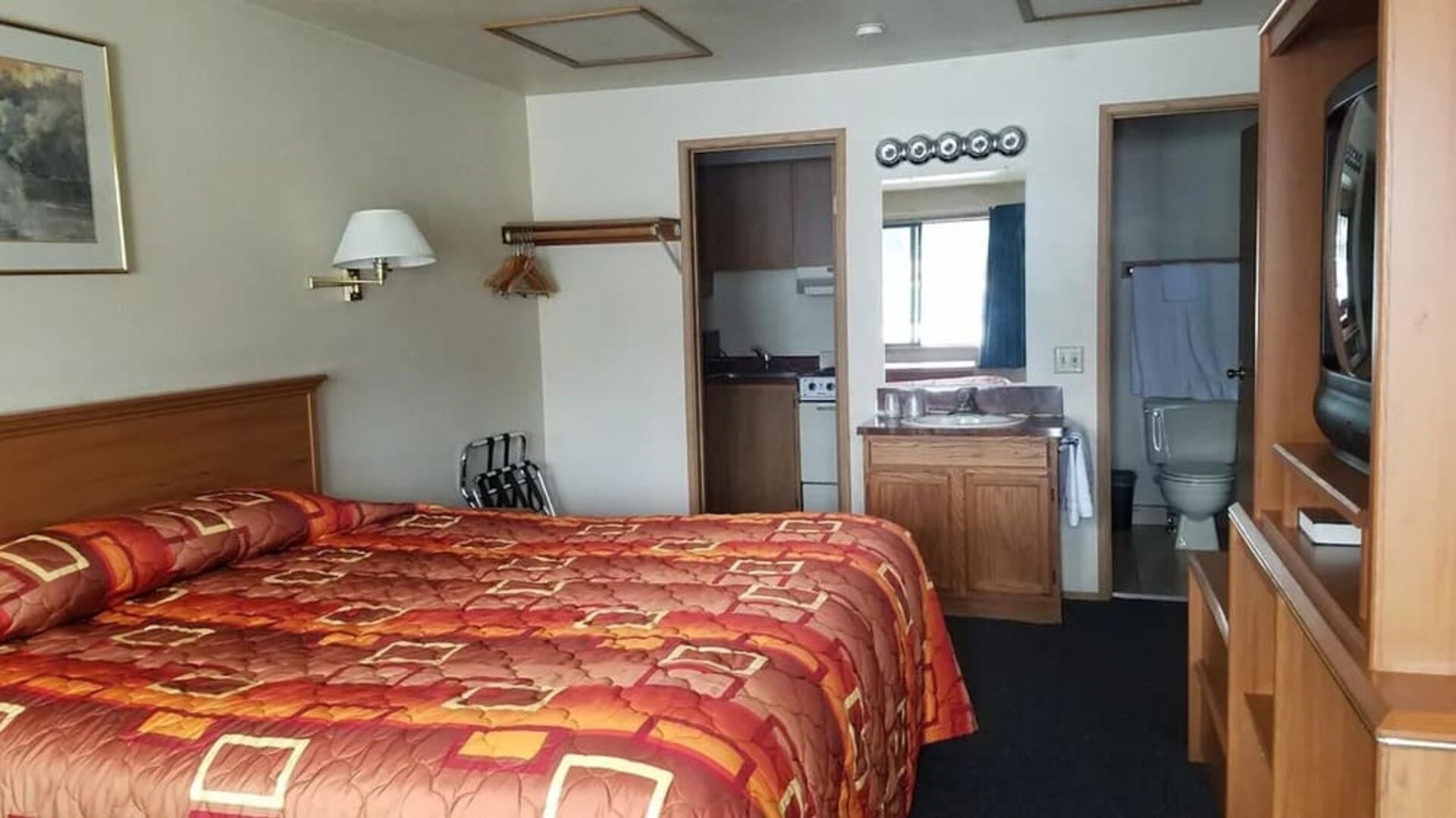 Day use room with kitchen and private bathroom at Milwaukie Inn Portland South.