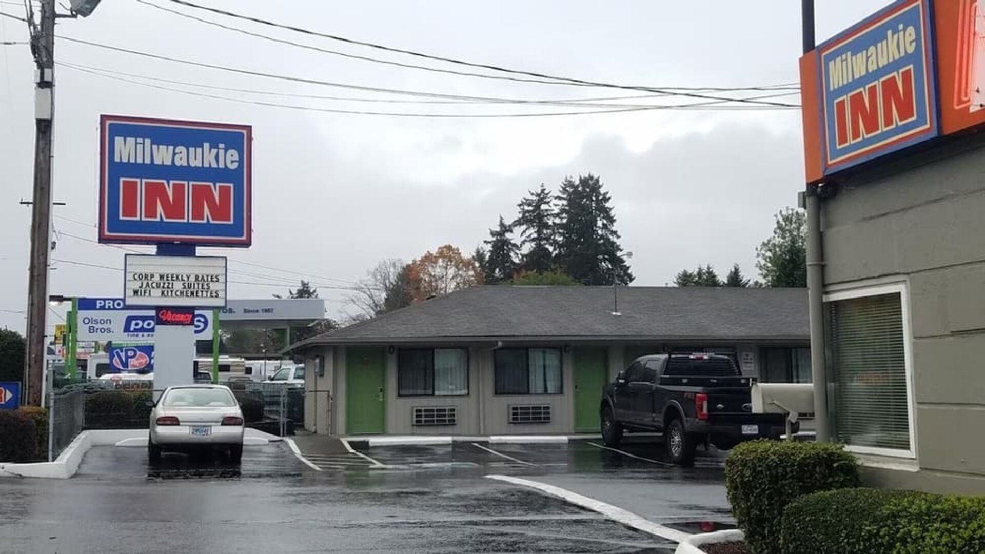 Parking area at Milwaukie Inn Portland South.