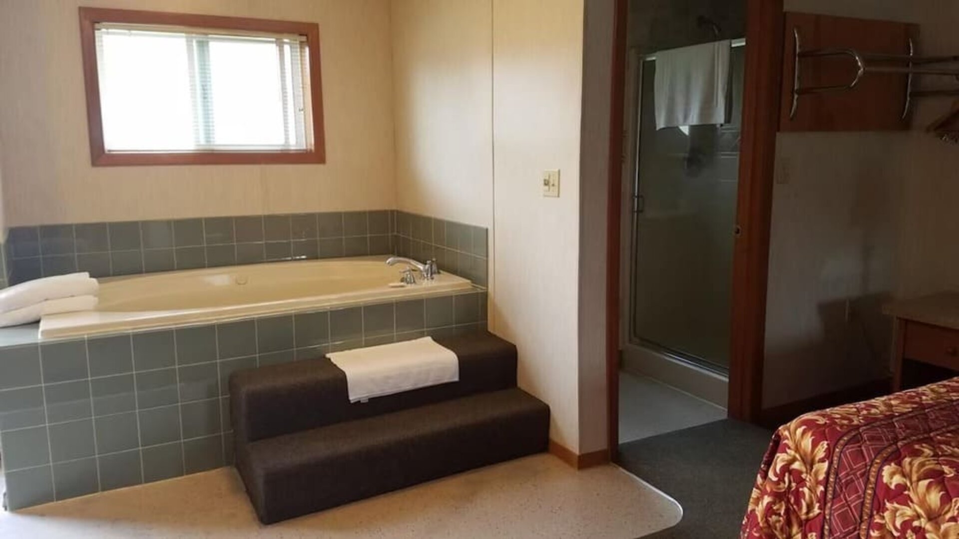 Day use room with bathtub at Milwaukie Inn Portland South.
