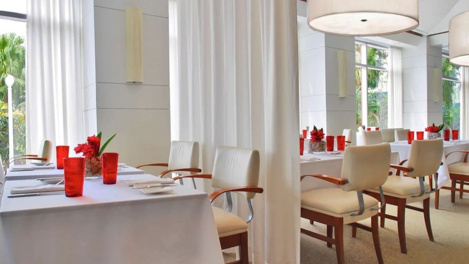 Dining area with natural light perfect for coworking at Pullman Miami Airport.