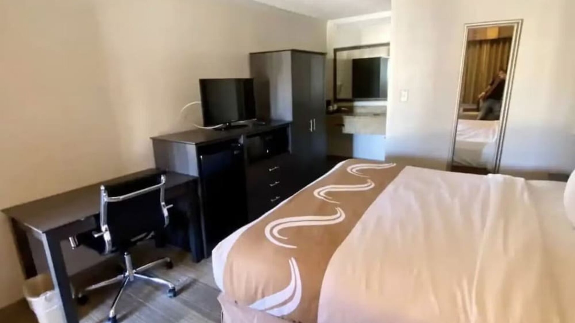 King room with work space at Hibiscus Inn & Suites.