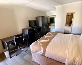 King room with work space at Hibiscus Inn & Suites.