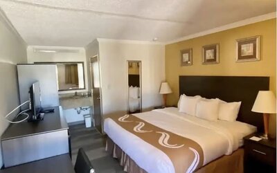 King room with TV at Hibiscus Inn & Suites.