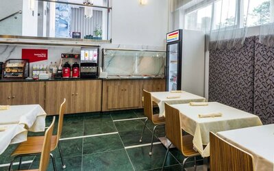 On-site restaurant with comfortable seating at Wyndham Garden Brooklyn Sunset Park.