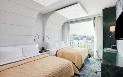 Day use twin room with work desk at Wyndham Garden Brooklyn Sunset Park.